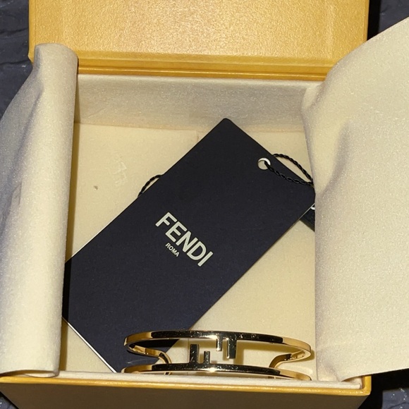 Preloved Fendi O’Lock bracelet pristine condition size M 6.5/7” gold color. - Picture 2 of 9